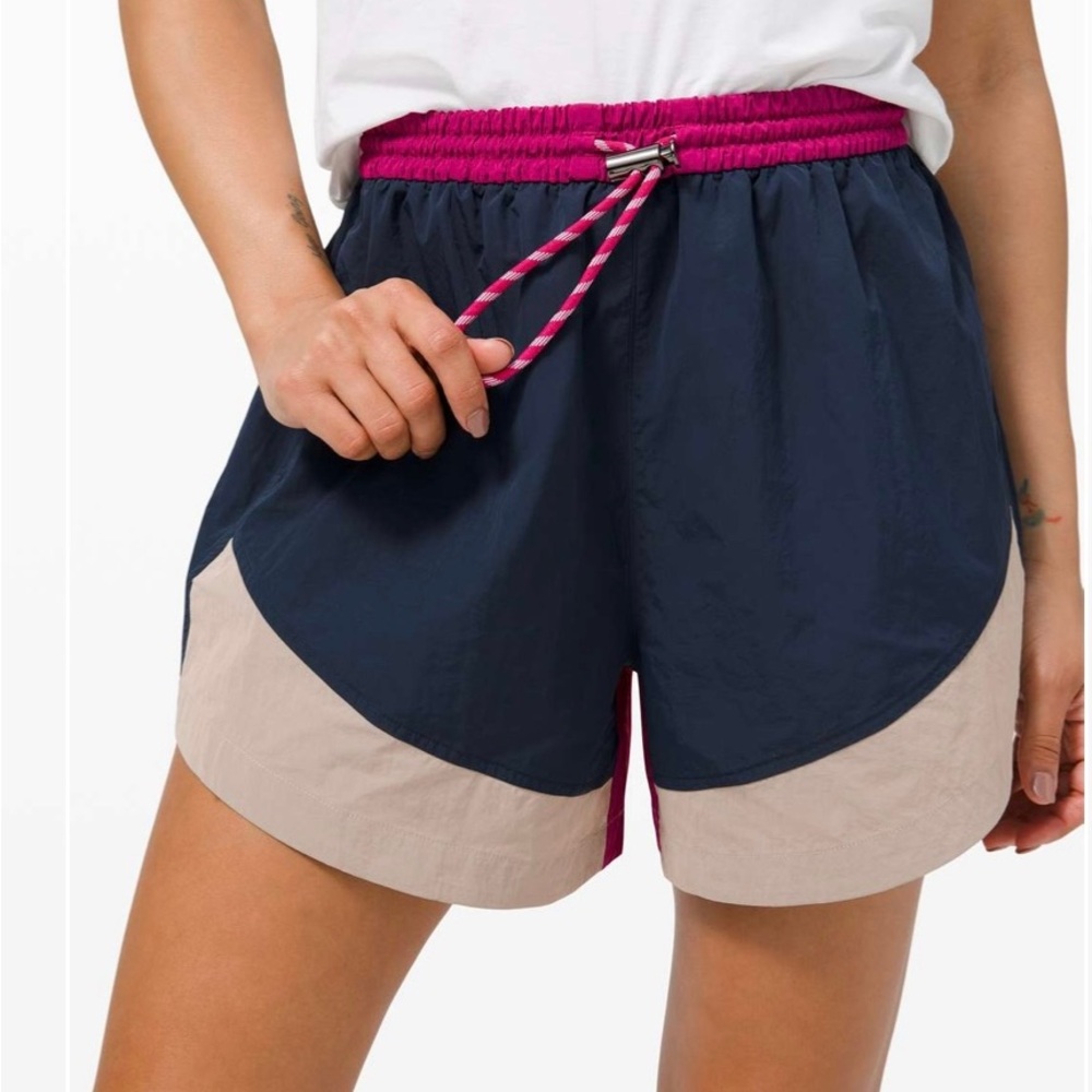 Lululemon Evergreen Short
Ripened Raspberry / Cafe Au Lait / True Navy